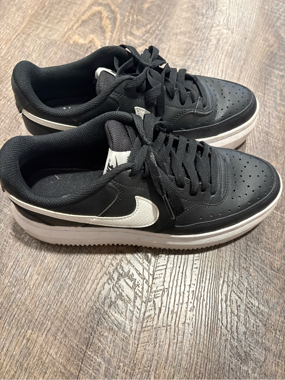 Nike Black & White Women’s Low-Top Sneakers